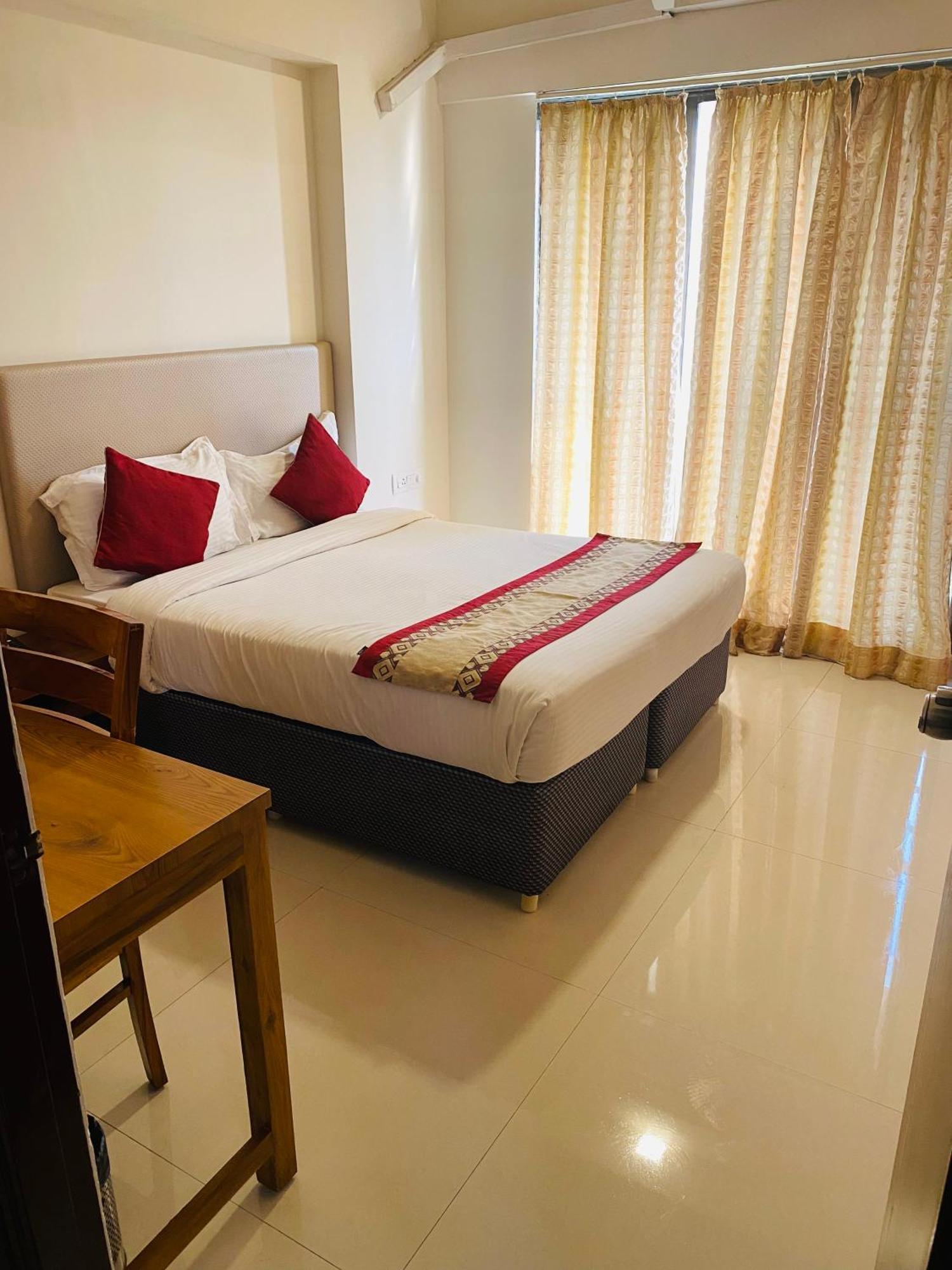 Mumbai House Luxury Apartments Santacruz East, Mumbai Exterior foto
